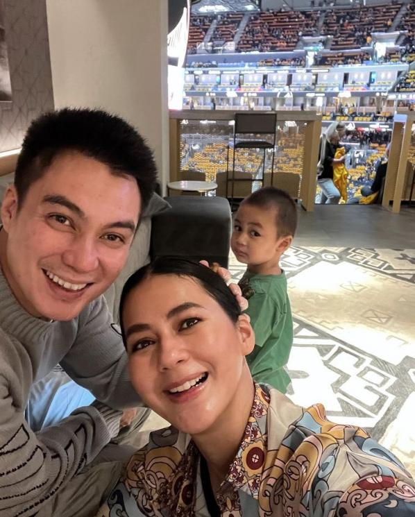 Potret Keluarga Baim Wong Nonton NBA di Amerika. (Instagram/paula_verhoeven)