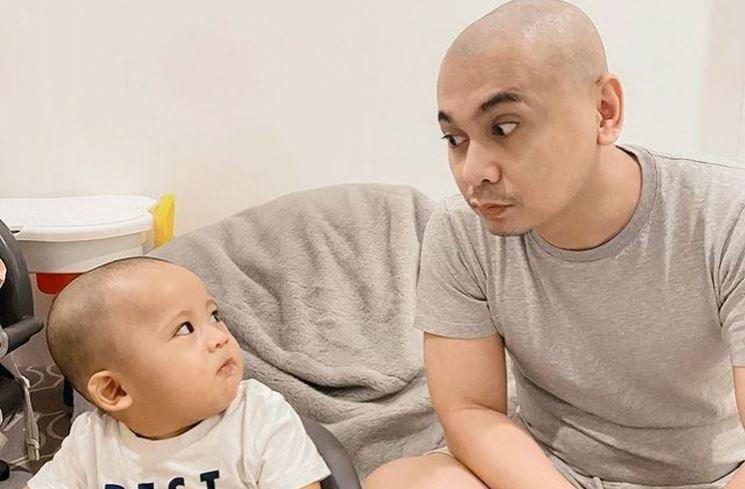 Momen Raditya Dika Momong Anak. (Instagram/raditya_dika)