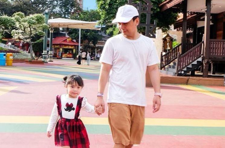 Momen Raditya Dika Momong Anak. (Instagram/raditya_dika)