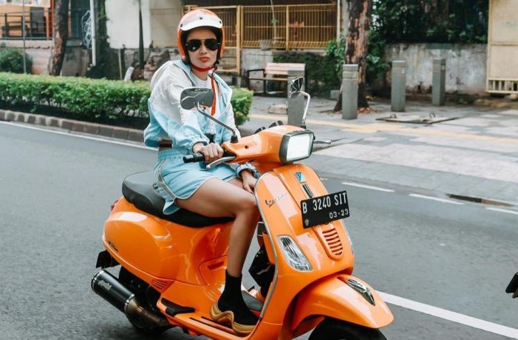 Potret Wika Salim Motoran Pakai Baju Terbuka (Instagram/@wikasalim)