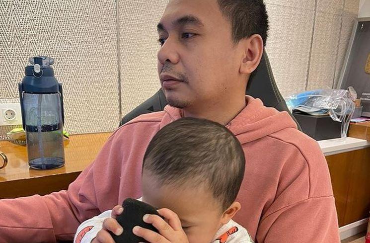 Momen Raditya Dika Momong Anak. (Instagram/raditya_dika)