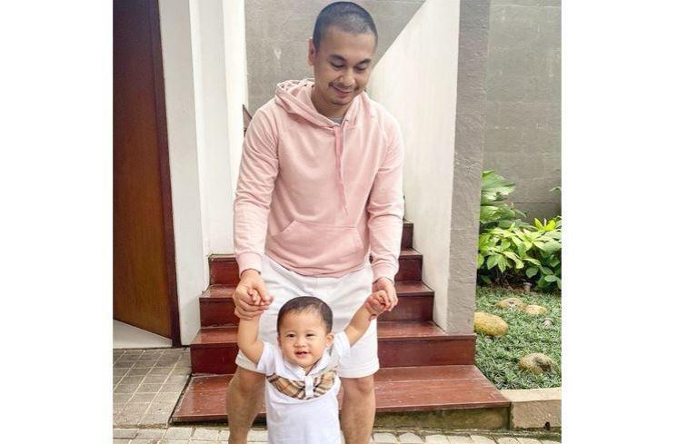 Momen Raditya Dika Momong Anak. (Instagram/raditya_dika)