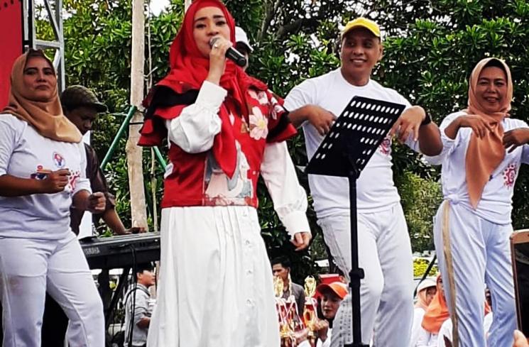Potret Ikke Nurjanah Nyanyi di panggung hajatan. (Instagram/@ikkenurjanah0518)