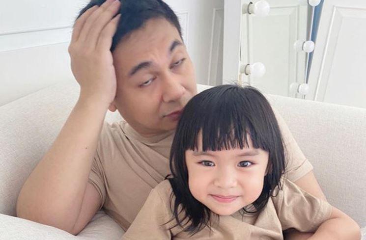 Momen Raditya Dika Momong Anak. (Instagram/raditya_dika)