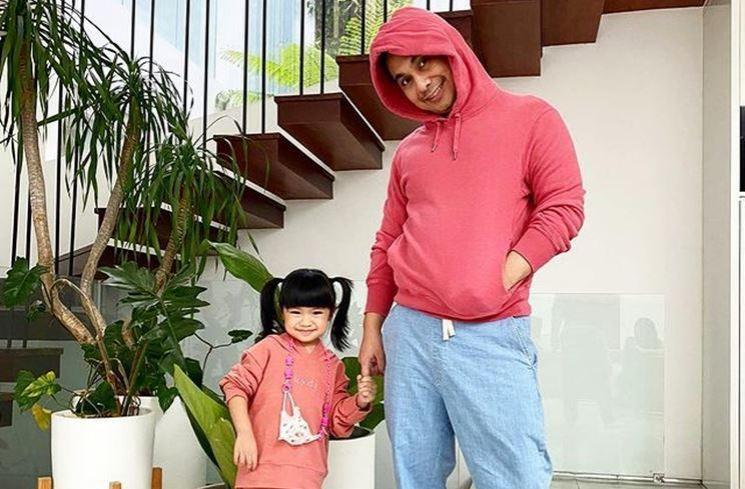 Momen Raditya Dika Momong Anak. (Instagram/raditya_dika)
