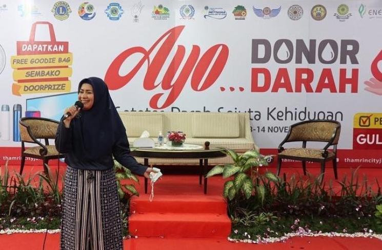Potret Ikke Nurjanah Nyanyi di panggung hajatan. (Instagram/@ikkenurjanah0518)
