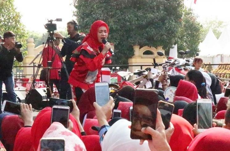 Potret Ikke Nurjanah Nyanyi di panggung hajatan. (Instagram/@ikkenurjanah0518)