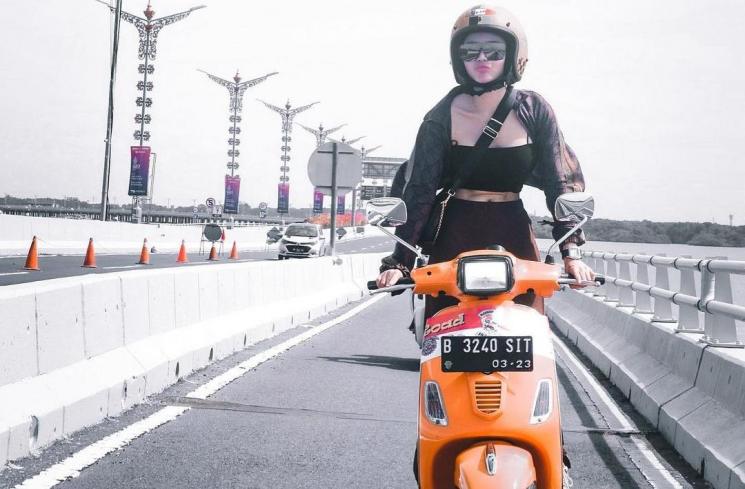 Potret Wika Salim Motoran Pakai Baju Terbuka (Instagram/@wikasalim)