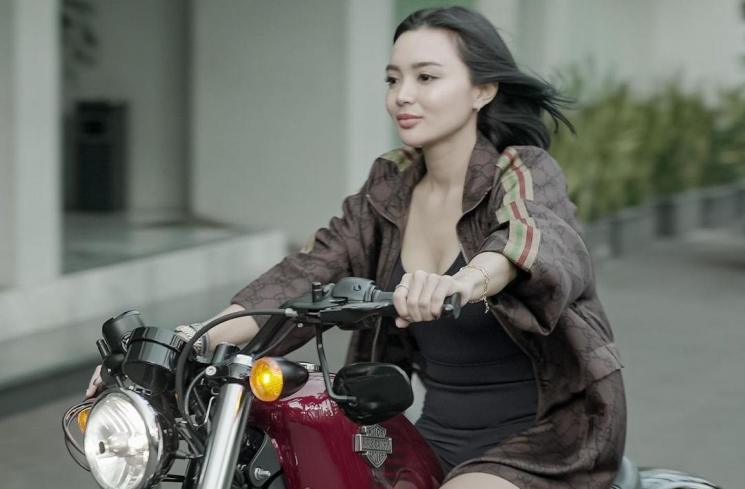 Potret Wika Salim Motoran Pakai Baju Terbuka (Instagram/@wikasalim)