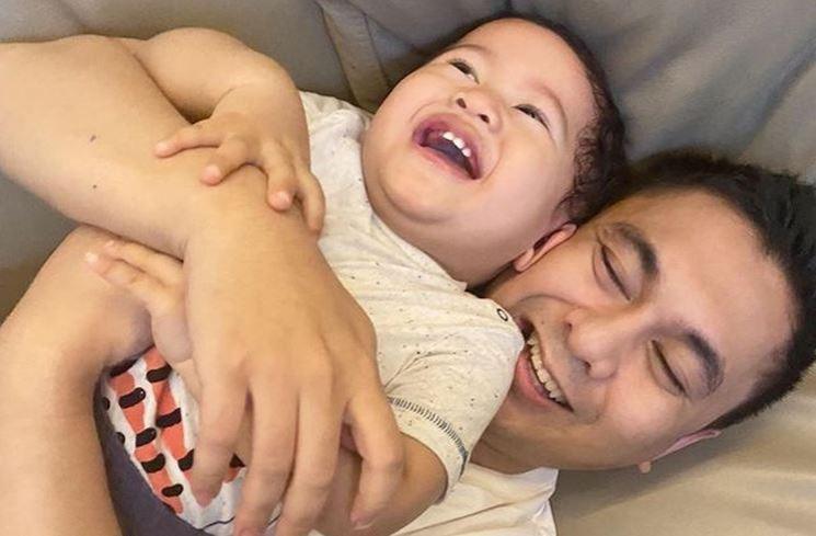 Momen Raditya Dika Momong Anak. (Instagram/raditya_dika)