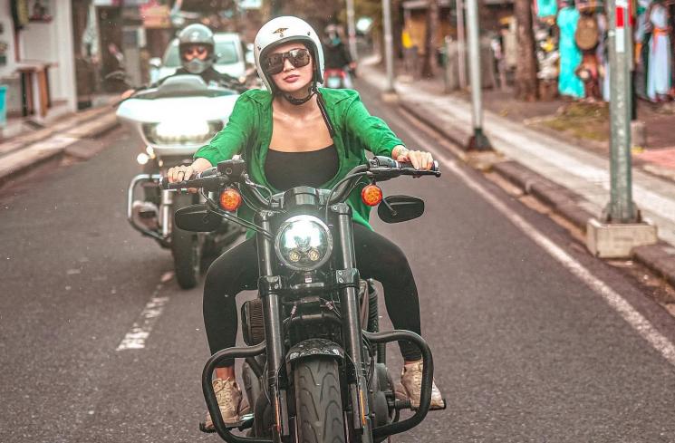 Potret Wika Salim Motoran Pakai Baju Terbuka (Instagram/@wikasalim)