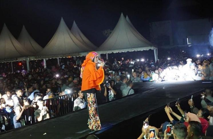Potret Ikke Nurjanah Nyanyi di panggung hajatan. (Instagram/@ikkenurjanah0518)