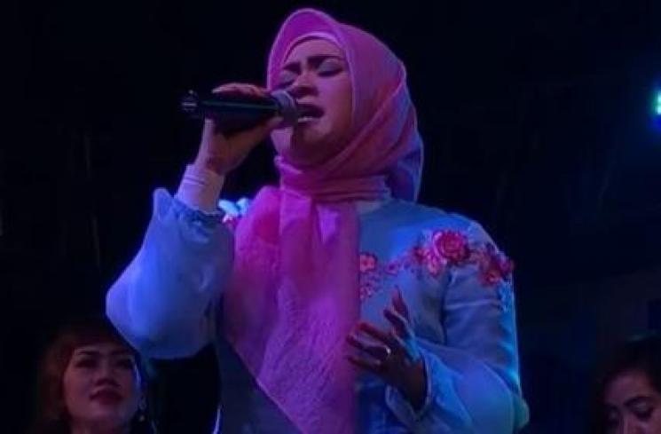 Potret Ikke Nurjanah Nyanyi di panggung hajatan. (Instagram/@ikkenurjanah0518)