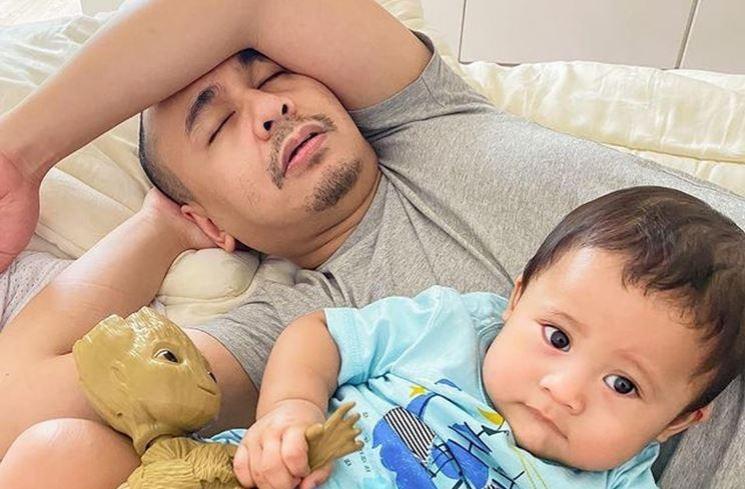 Momen Raditya Dika Momong Anak. (Instagram/raditya_dika)