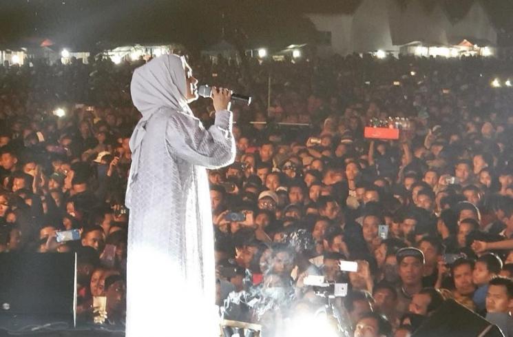 Potret Ikke Nurjanah Nyanyi di panggung hajatan. (Instagram/@ikkenurjanah0518)