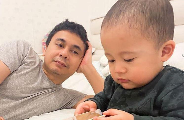 Momen Raditya Dika Momong Anak. (Instagram/raditya_dika)