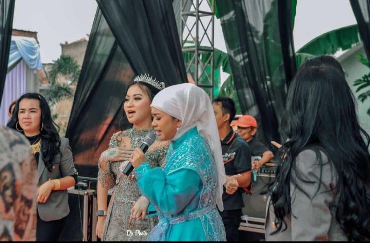 Potret Ikke Nurjanah Nyanyi di panggung hajatan. (Instagram/@ikkenurjanah0518)