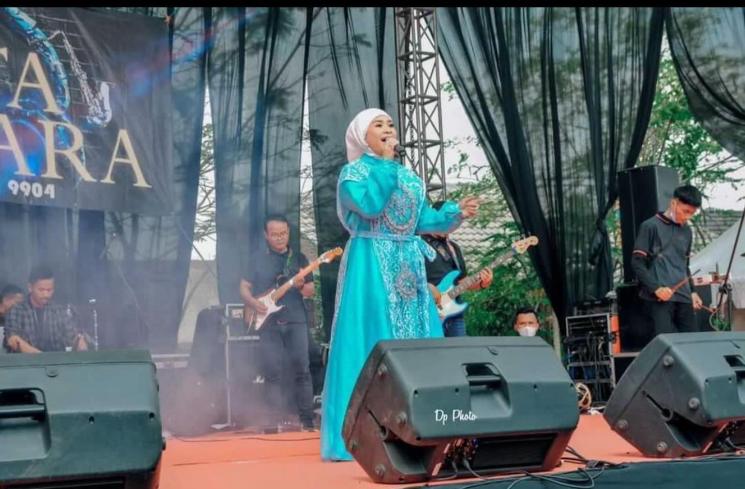 Potret Ikke Nurjanah Nyanyi di panggung hajatan. (Instagram/@ikkenurjanah0518)
