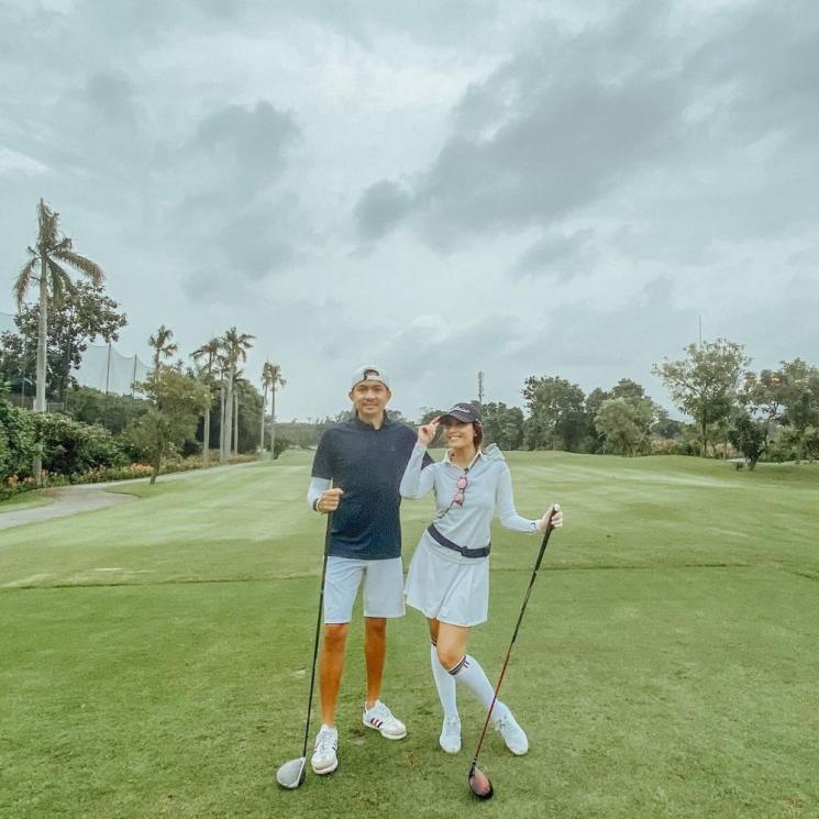 Potret Pasangan Artis Main Golf (instagram/@mrsayudewi)