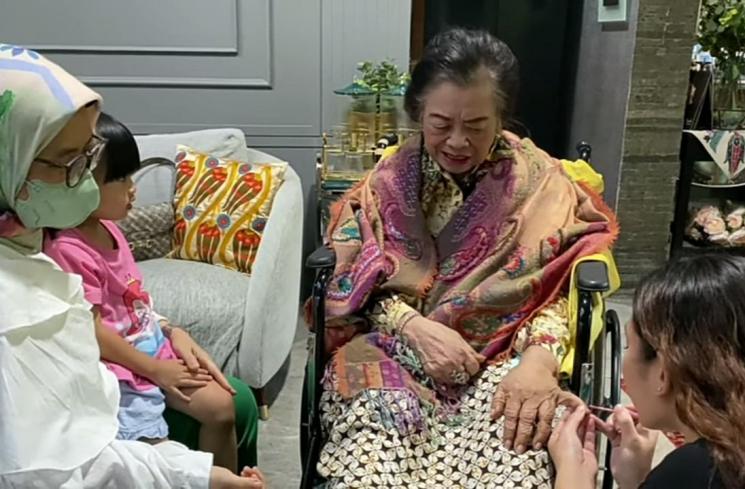 Momen Nenek Raffi Ahmad Ketemu Arya Saloka (YouTube/NisNaz Channel)