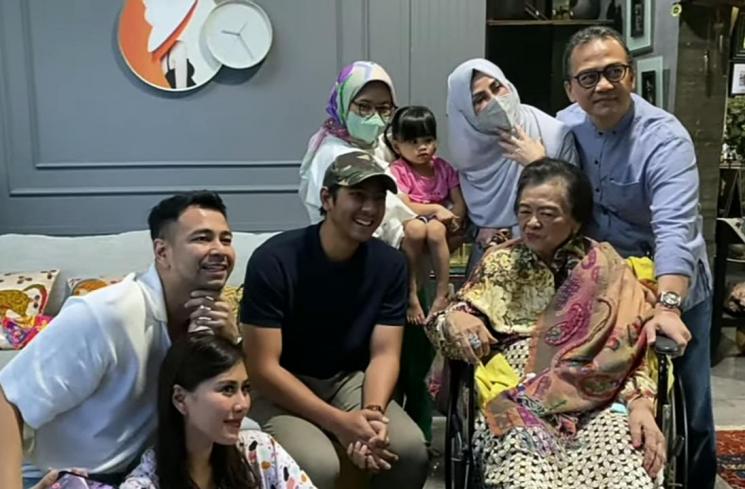 Momen Nenek Raffi Ahmad Ketemu Arya Saloka (YouTube/NisNaz Channel)