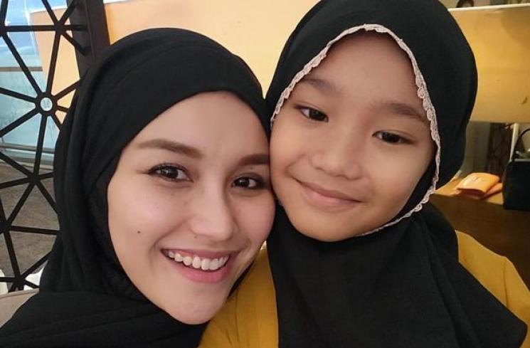 Potret Bilqis umrah. (Instagram/@ayutingting92)