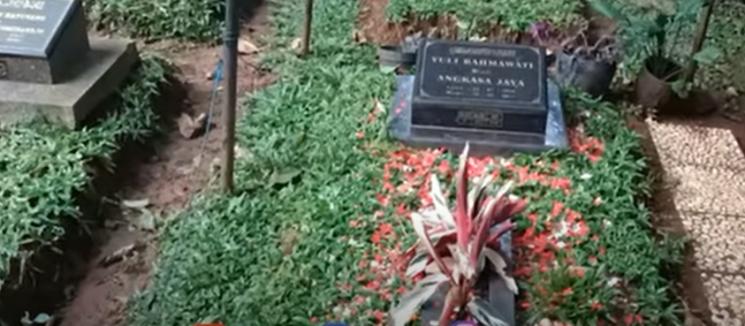 Potret Terkini Kondisi Makam Artis. (YouTube/Risquna Channel)