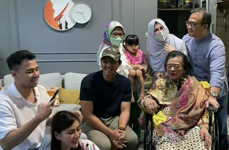 Momen Nenek Raffi Ahmad Ketemu Arya Saloka (YouTube/NisNaz Channel)