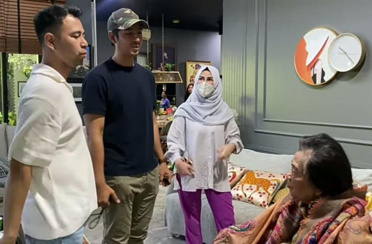 Momen Nenek Raffi Ahmad Ketemu Arya Saloka (YouTube/NisNaz Channel)