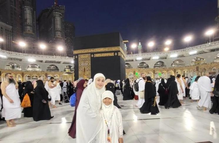 Potret Bilqis umrah. (Instagram/@ayutingting92)