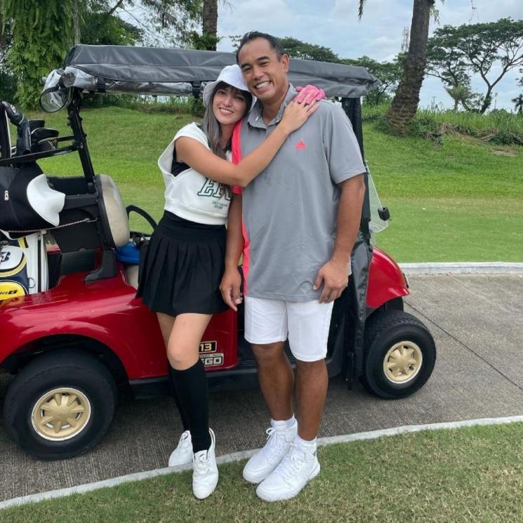 Potret Pasangan Artis Main Golf (instagram/ramadhaniabakrie)