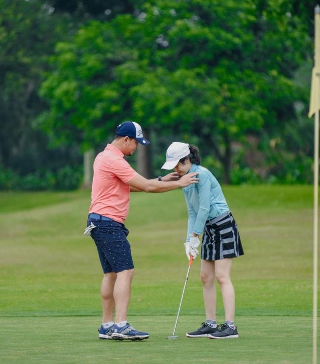 Potret Pasangan Artis Main Golf (instagram/@suryainsomnia)