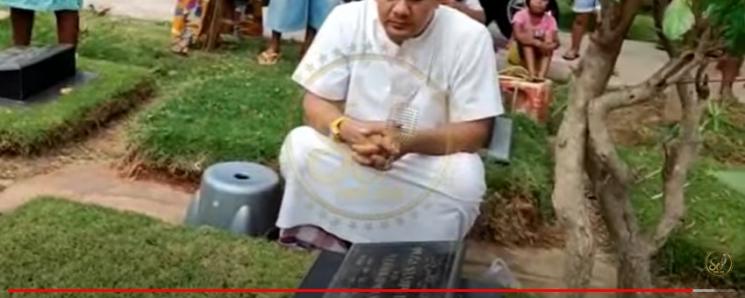 Potret Terkini Kondisi Makam Artis. (YouTube/Saipul Jamil Official)