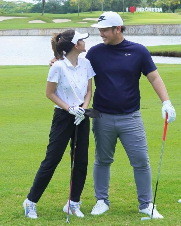Potret Pasangan Artis Main Golf (instagram/gilangdirga)