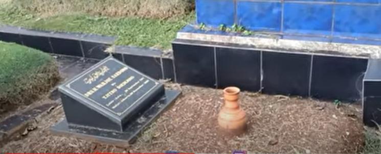 Potret Terkini Kondisi Makam Artis. (YouTube/Risquna Channel)