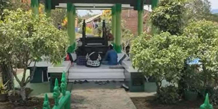 Potret Terkini Kondisi Makam Artis. (YouTube/Alvin Channel)