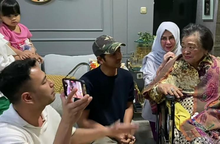 Momen Nenek Raffi Ahmad Ketemu Arya Saloka (YouTube/NisNaz Channel)