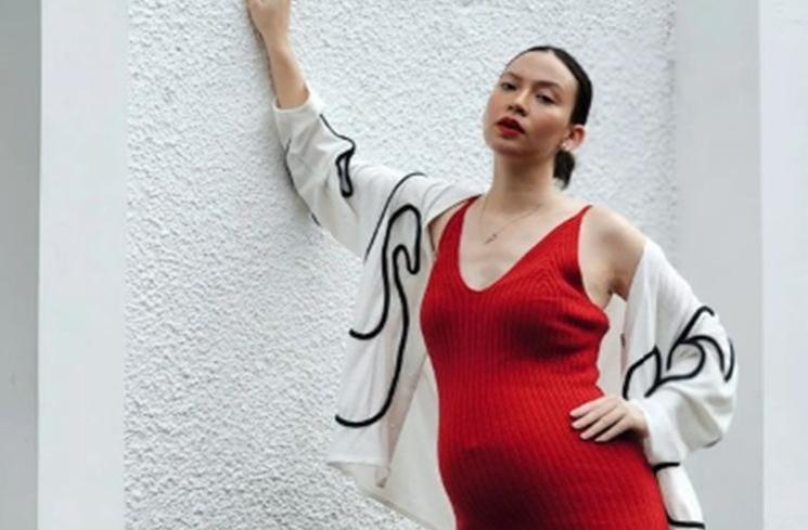 Potret Karina Nadila Pamer Baby Bump. (Instagram/karinadila8921)
