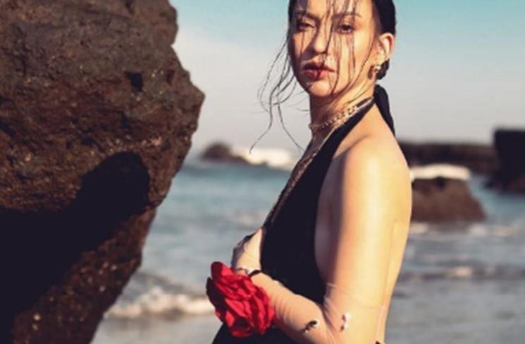 Potret Karina Nadila Pamer Baby Bump. (Instagram/karinadila8921)