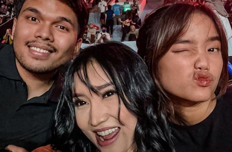 Gaya Artis Nonton Indonesia Masters 2022. (Instagram/lucintaluna_manjalita)