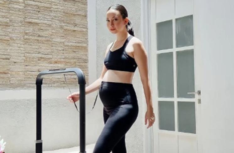 Potret Karina Nadila Pamer Baby Bump. (Instagram/karinadila8921)