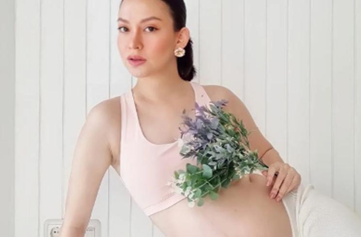 Potret Karina Nadila Pamer Baby Bump. (Instagram/karinadila8921)