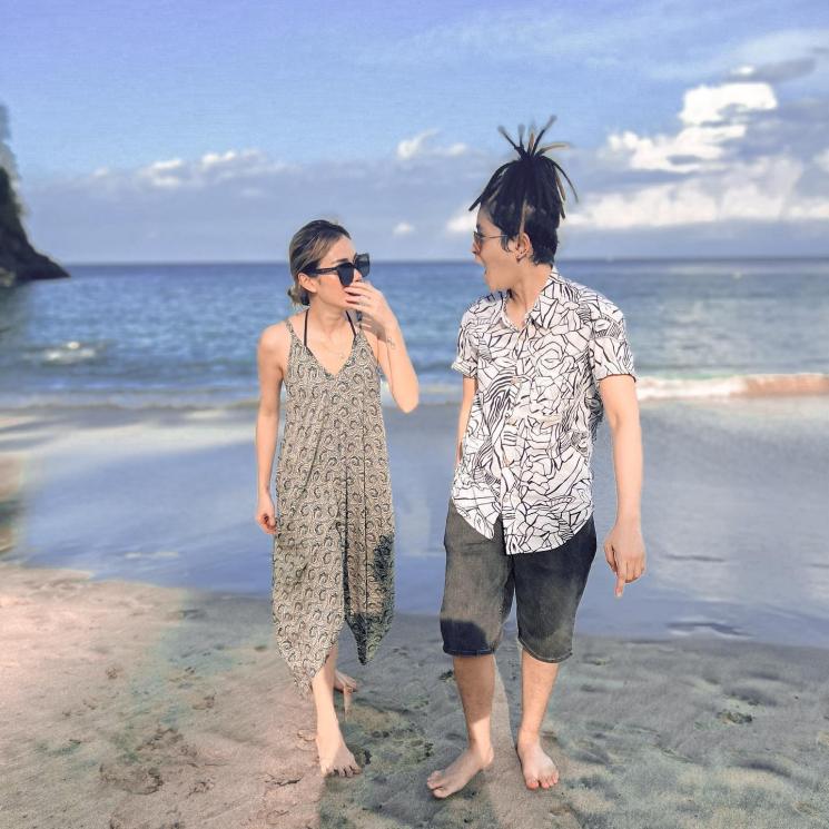 Potret Dara dan Mita The Virgin liburan di Bali. (Instagram/darathevirgin/mitathevirgin)