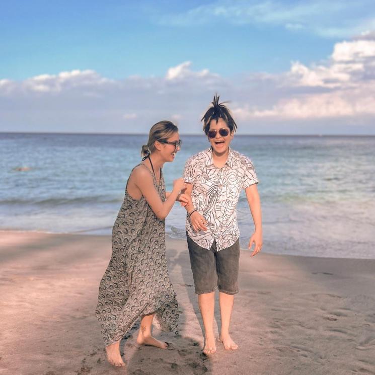 Potret Dara dan Mita The Virgin liburan di Bali. (Instagram/darathevirgin/mitathevirgin)