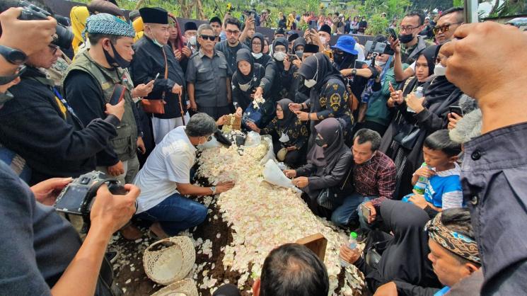 Pemakaman Eril di Cimaung, Kabupaten Bandung. (MataMata.com/Stefanus Aranditio)