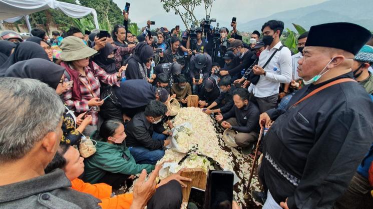 Pemakaman Eril di Cimaung, Kabupaten Bandung. (MataMata.com/Stefanus Aranditio)