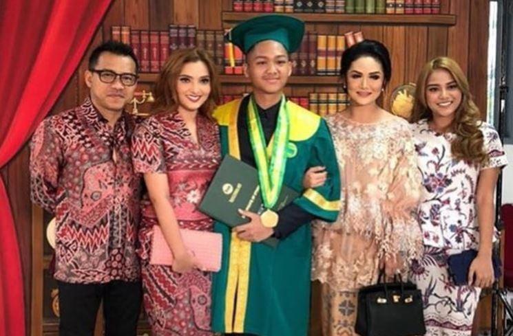 Momen mantan pasangan artis hadiri wisuda anak (Instagram/@ashanty_ash)