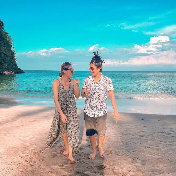 Potret Dara dan Mita The Virgin liburan di Bali. (Instagram/darathevirgin/mitathevirgin)