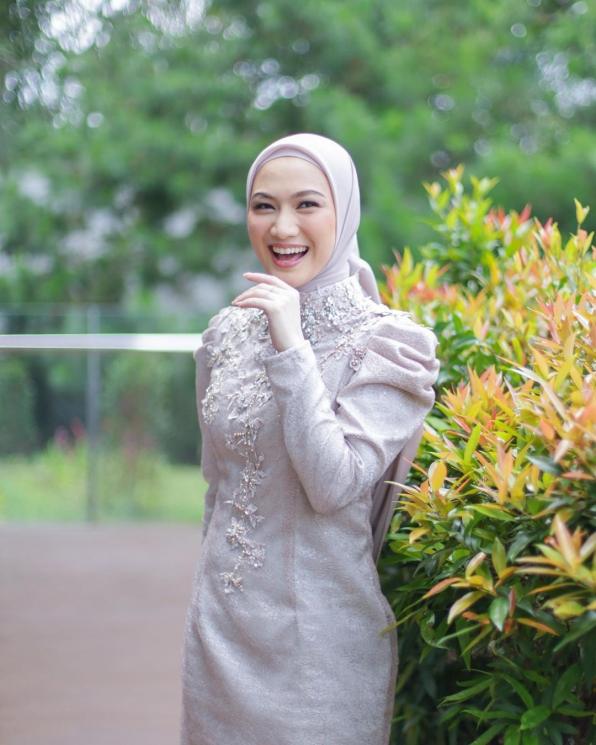 Gaya Artis Jadi Bridesmaid (instagram/@melodylaksani92)