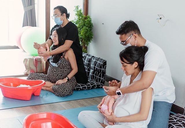 Momen Dea Ananda Ikut Kelas Menyusui dan Merawat Bayi. (Instagram/dea_ananda)